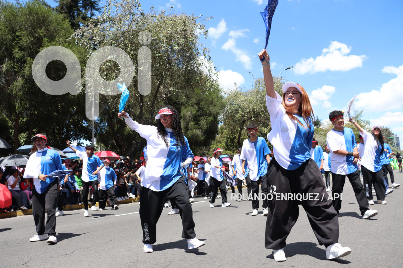 DESFILE-CONFRATERNIDAD-FIESTAS-QUITO