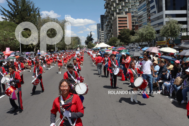 DESFILE-CONFRATERNIDAD-FIESTAS-QUITO
