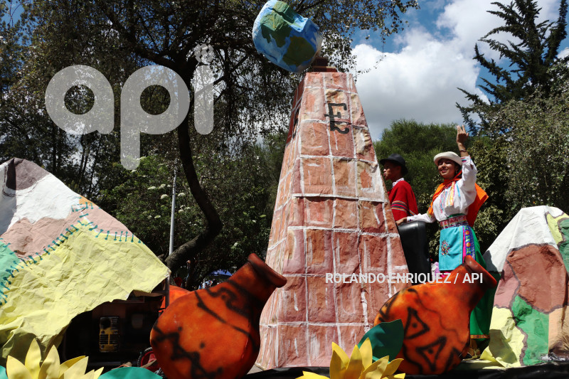 DESFILE-CONFRATERNIDAD-FIESTAS-QUITO