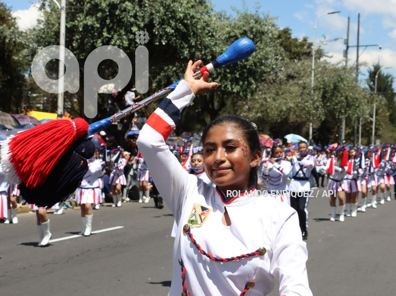 DESFILE-CONFRATERNIDAD-FIESTAS-QUITO