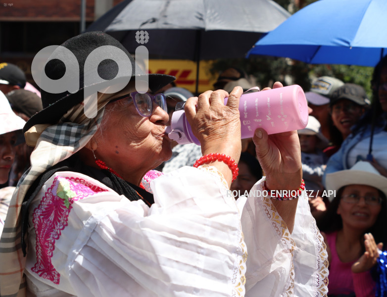 DESFILE-CONFRATERNIDAD-FIESTAS-QUITO