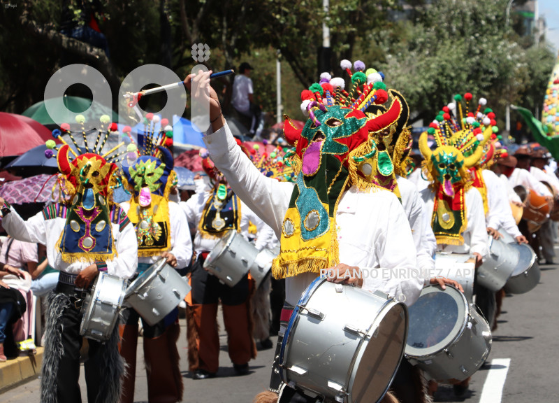 DESFILE-CONFRATERNIDAD-FIESTAS-QUITO
