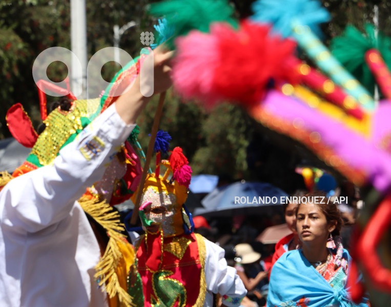 DESFILE-CONFRATERNIDAD-FIESTAS-QUITO