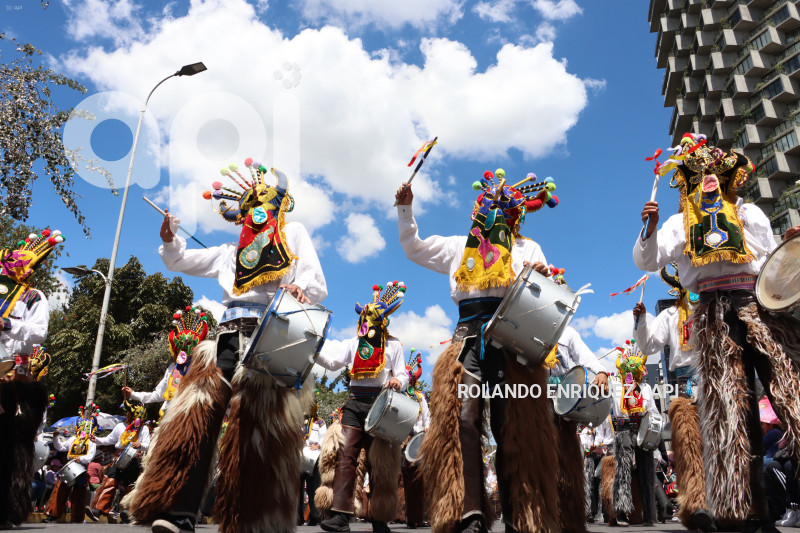 DESFILE-CONFRATERNIDAD-FIESTAS-QUITO
