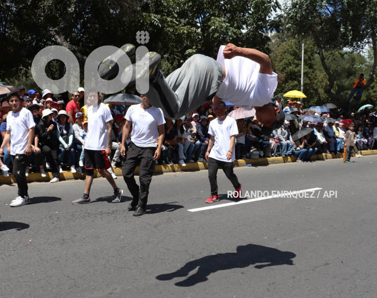 DESFILE-CONFRATERNIDAD-FIESTAS-QUITO