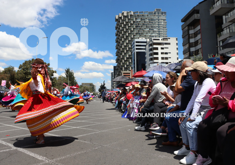 DESFILE-CONFRATERNIDAD-FIESTAS-QUITO