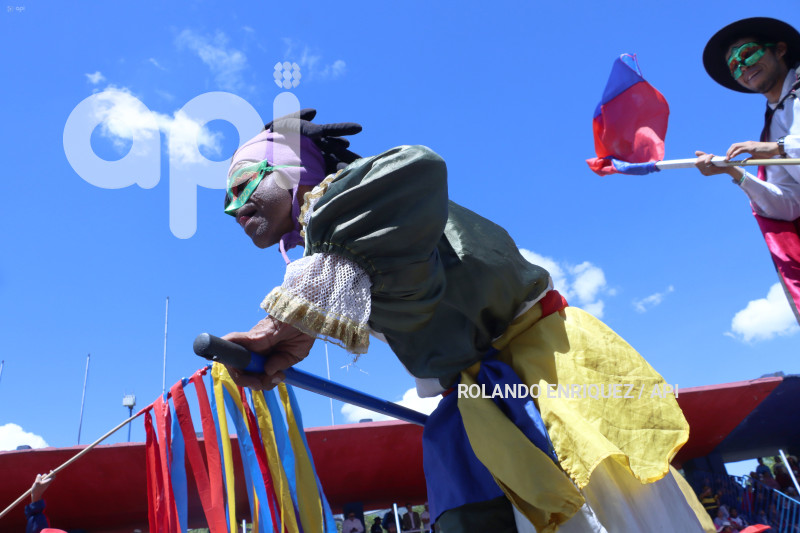 DESFILE-CONFRATERNIDAD-FIESTAS-QUITO