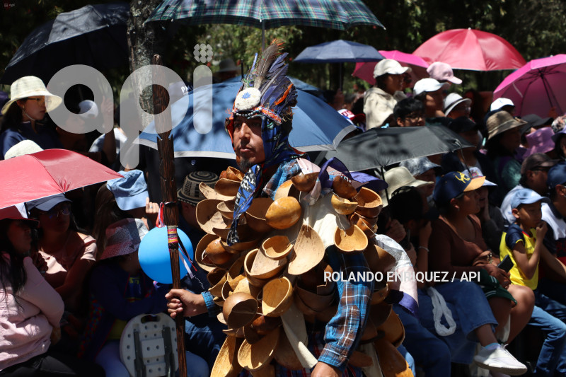 DESFILE-CONFRATERNIDAD-FIESTAS-QUITO