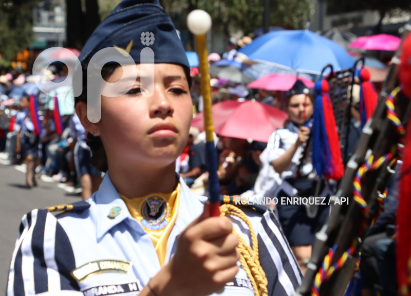 DESFILE-CONFRATERNIDAD-FIESTAS-QUITO