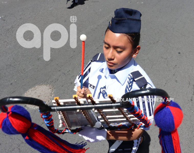 DESFILE-CONFRATERNIDAD-FIESTAS-QUITO