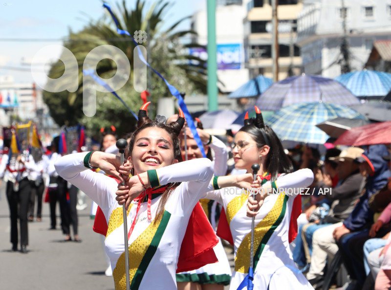 DESFILE-CONFRATERNIDAD-FIESTAS-QUITO