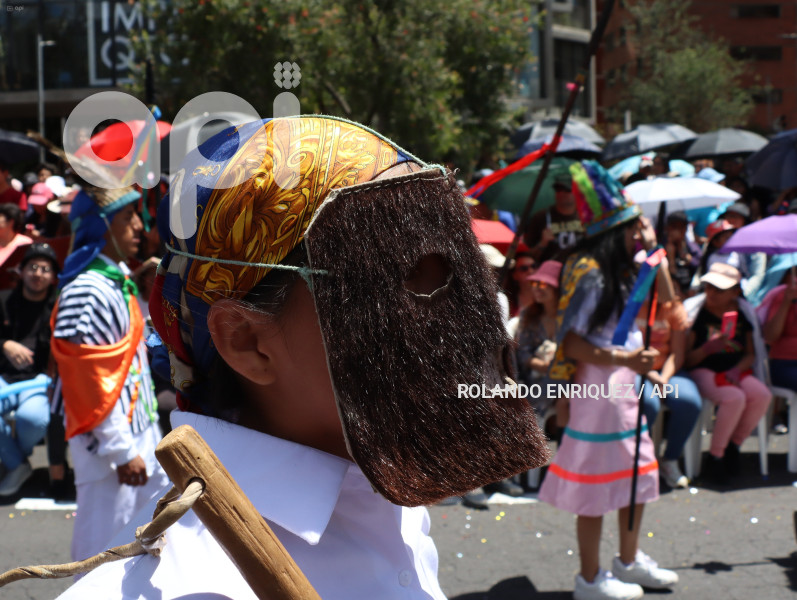 DESFILE-CONFRATERNIDAD-FIESTAS-QUITO