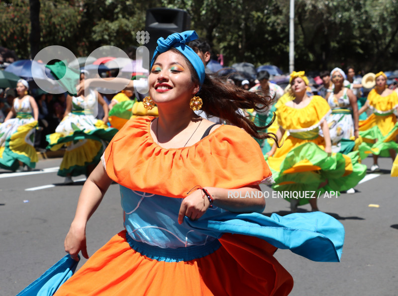 DESFILE-CONFRATERNIDAD-FIESTAS-QUITO