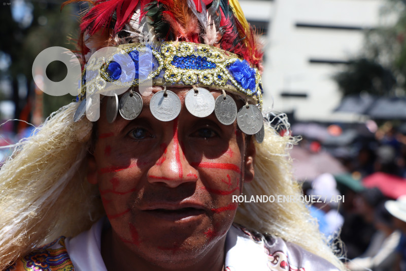 DESFILE-CONFRATERNIDAD-FIESTAS-QUITO