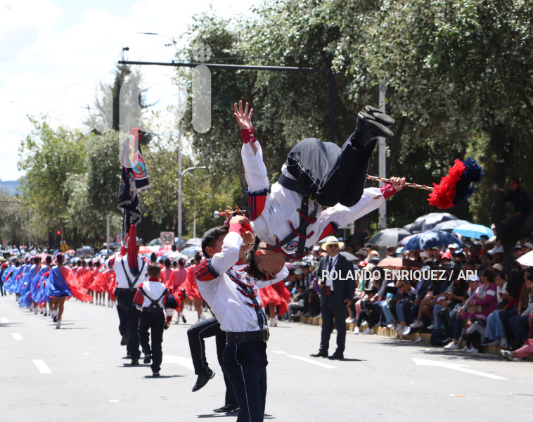 DESFILE-CONFRATERNIDAD-FIESTAS-QUITO