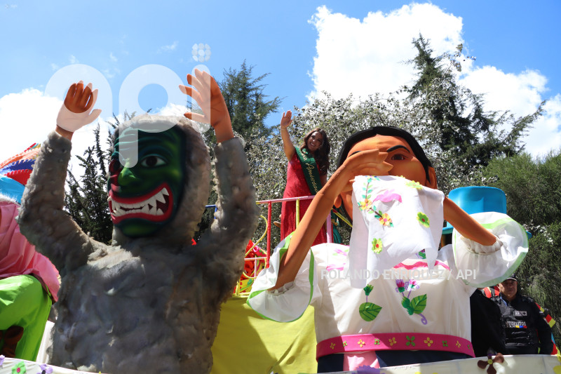 DESFILE-CONFRATERNIDAD-FIESTAS-QUITO