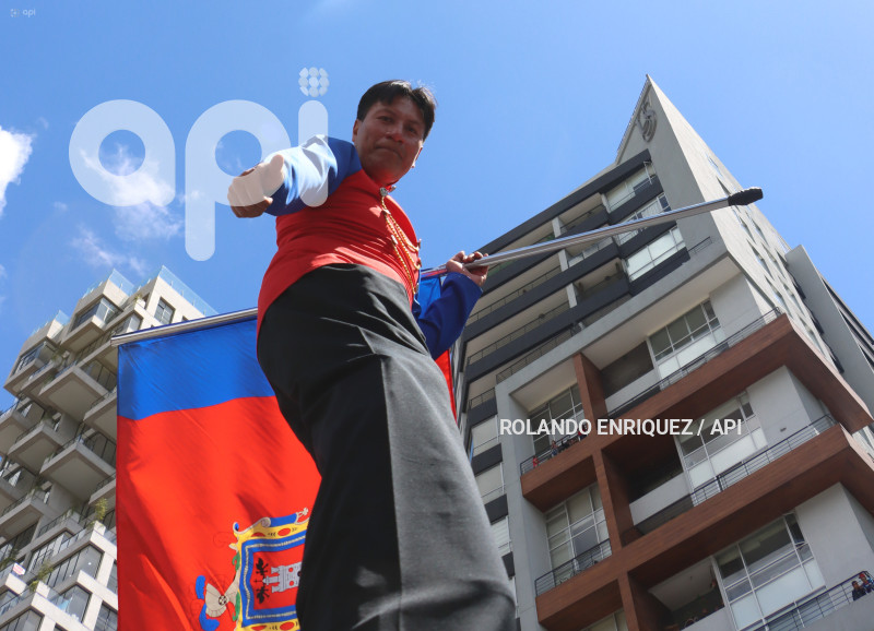 DESFILE-CONFRATERNIDAD-FIESTAS-QUITO