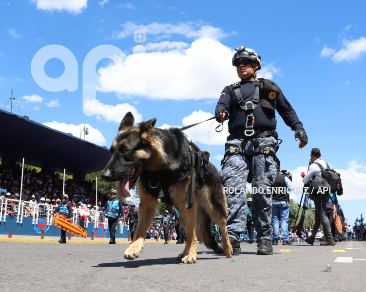 DESFILE-CONFRATERNIDAD-FIESTAS-QUITO