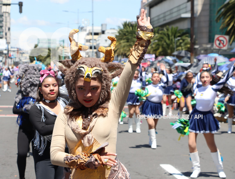 DESFILE-CONFRATERNIDAD-FIESTAS-QUITO