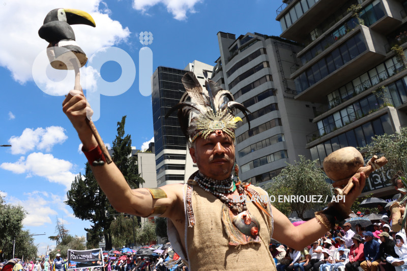 DESFILE-CONFRATERNIDAD-FIESTAS-QUITO