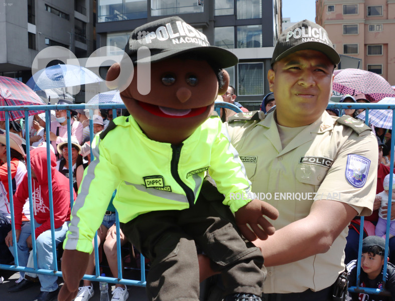 DESFILE-CONFRATERNIDAD-FIESTAS-QUITO