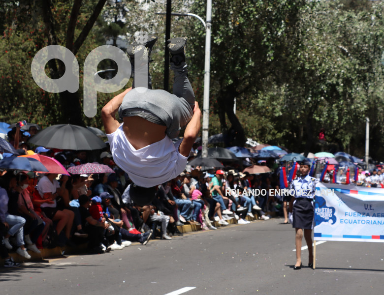 DESFILE-CONFRATERNIDAD-FIESTAS-QUITO