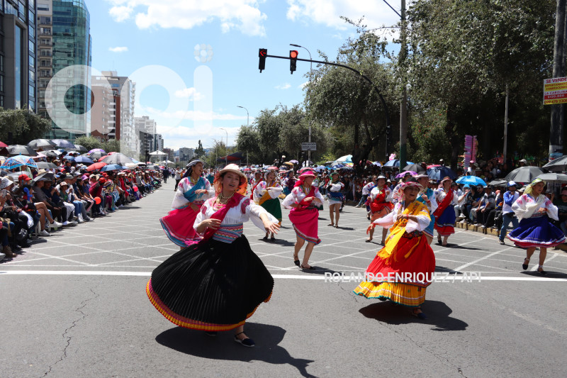 DESFILE-CONFRATERNIDAD-FIESTAS-QUITO
