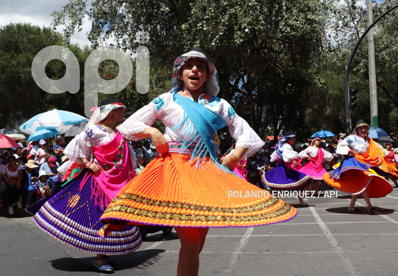 DESFILE-CONFRATERNIDAD-FIESTAS-QUITO