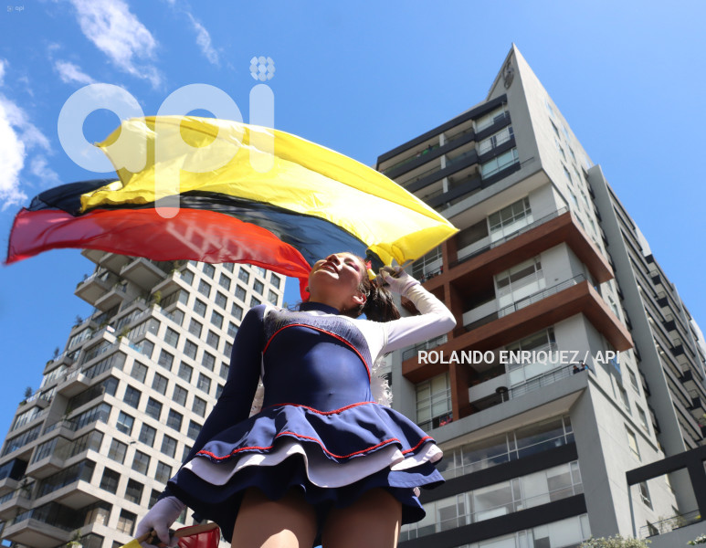 DESFILE-CONFRATERNIDAD-FIESTAS-QUITO