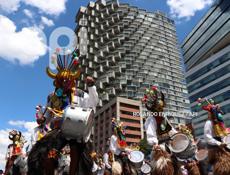 DESFILE-CONFRATERNIDAD-FIESTAS-QUITO