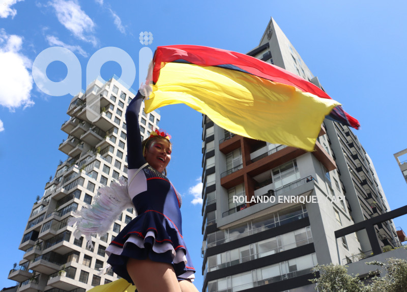 DESFILE-CONFRATERNIDAD-FIESTAS-QUITO