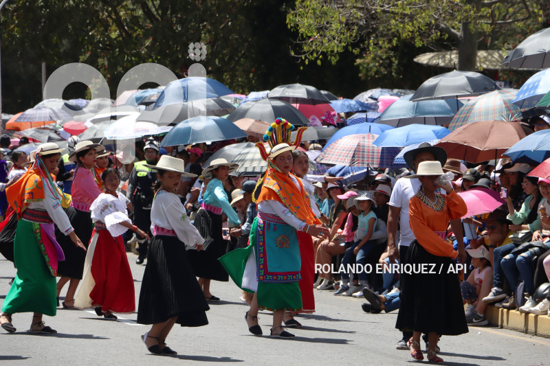 DESFILE-CONFRATERNIDAD-FIESTAS-QUITO
