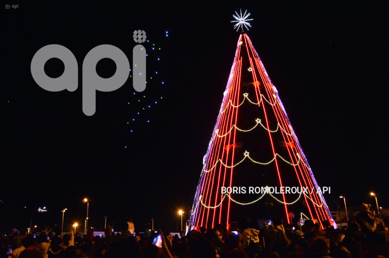 CUENCA-ENCENDIDO ARBOL DE NAVIDAD