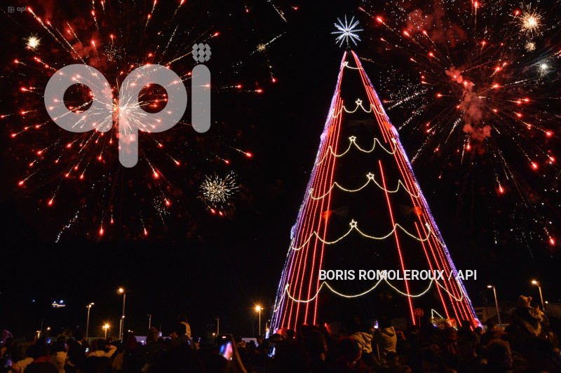 CUENCA-ENCENDIDO ARBOL DE NAVIDAD