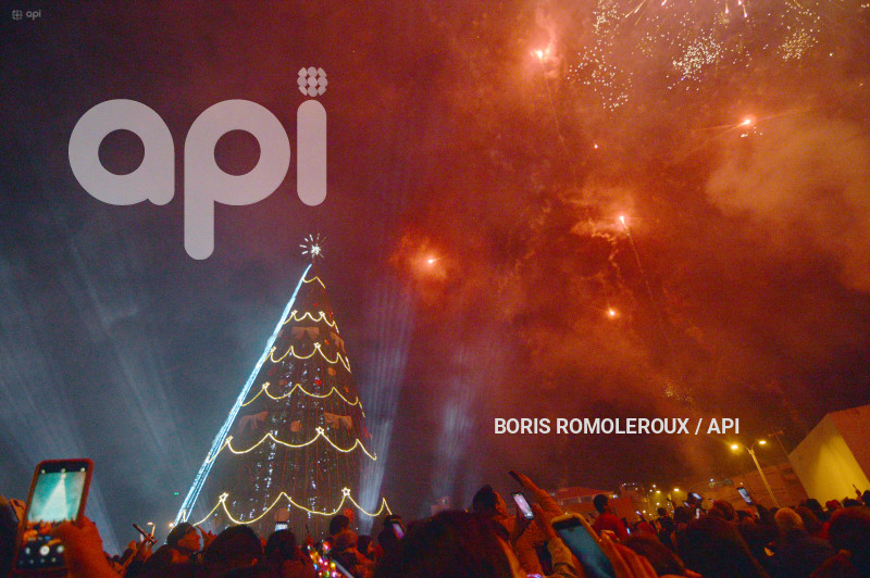 CUENCA-ENCENDIDO ARBOL DE NAVIDAD