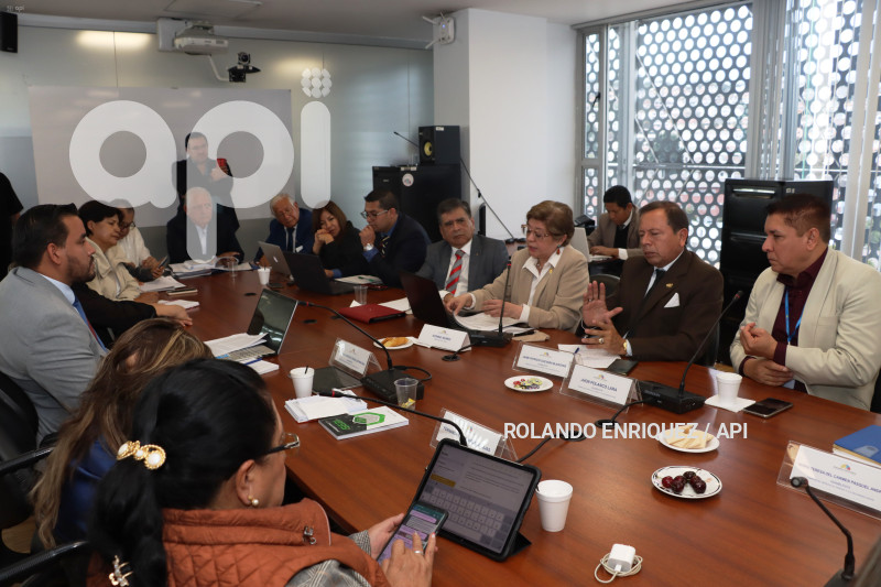 COMISION-TRABAJO-ATAMAINT-MIN-IVONNE-NUNEZ