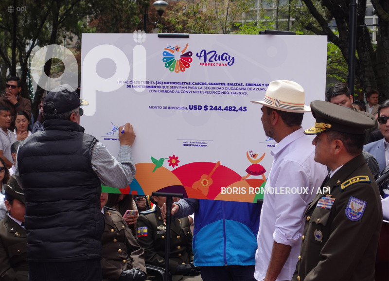 CUENCA-SEGURIDAD ENTREGA PATRULLEROS-MOTOS
