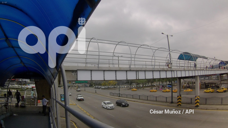 GYE-PASO PEATONAL SIN TECHO