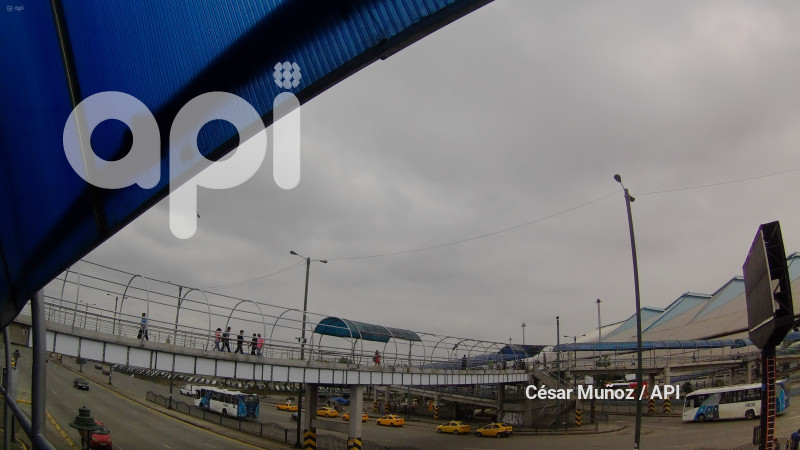 GYE-PASO PEATONAL SIN TECHO