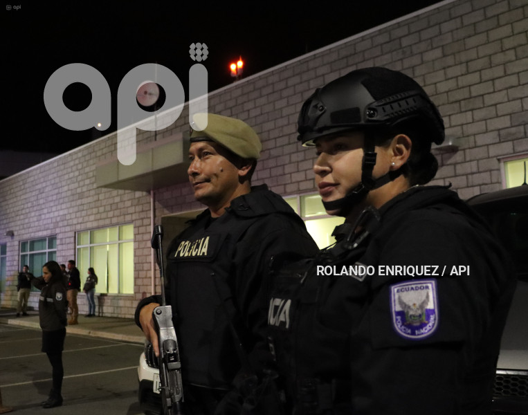 RUEDA-PRENSA-DEPORTACION-SALCEDO-AEROPUERTO