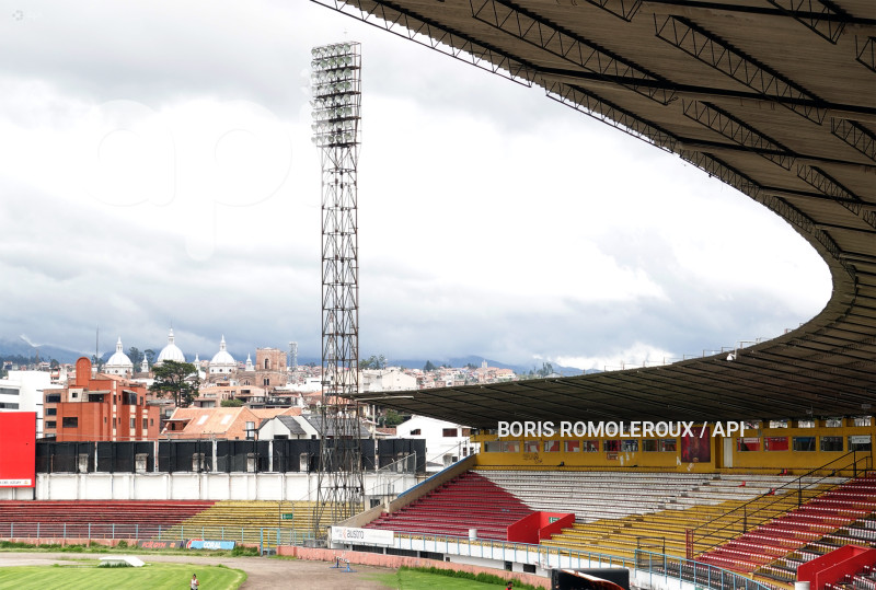 CUENCA-CAMBIO LUMINARIAS-ESTADIO ALEJANDRO SERRANO AGUILAR
