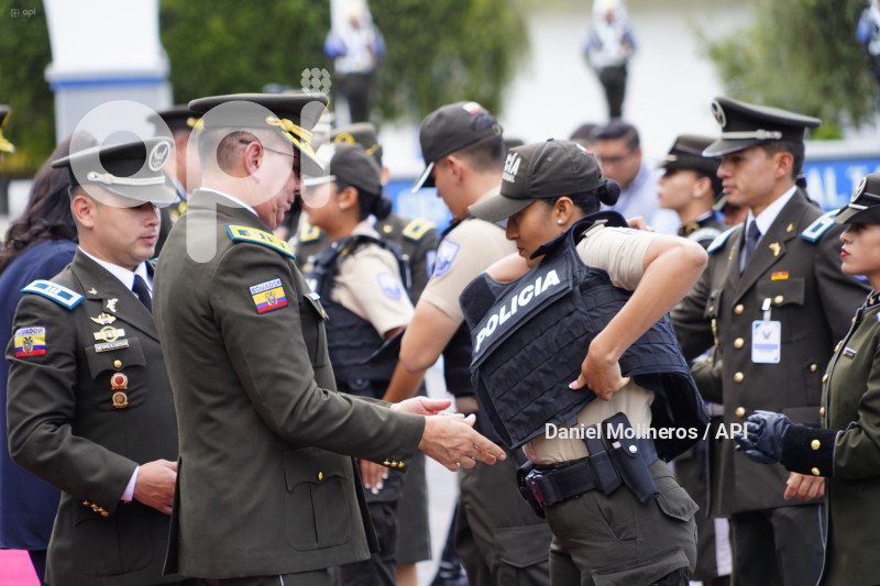 NOBOA EQUIPOS POLICIA
