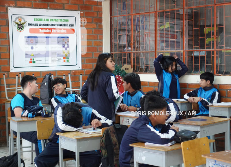 CUENCA-CIERRE-UNIDAD EDUCATIVA-SINDICATO CHOFERES AZUAY