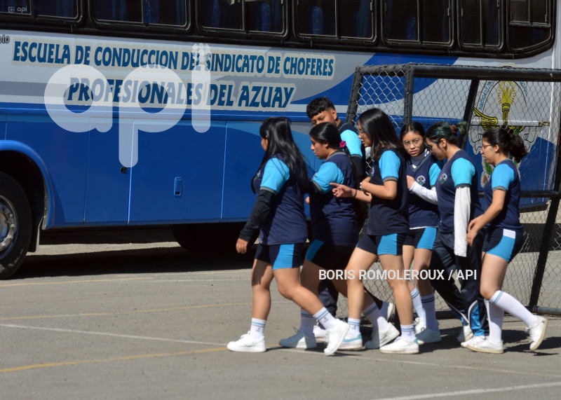 CUENCA-CIERRE-UNIDAD EDUCATIVA-SINDICATO CHOFERES AZUAY
