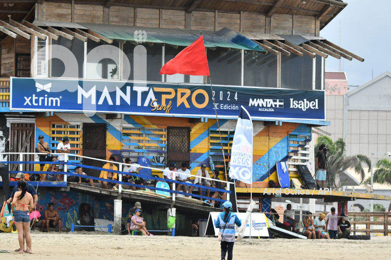 MANTA-SURF-TURISMO-EMERGENCIA-NACIONAL