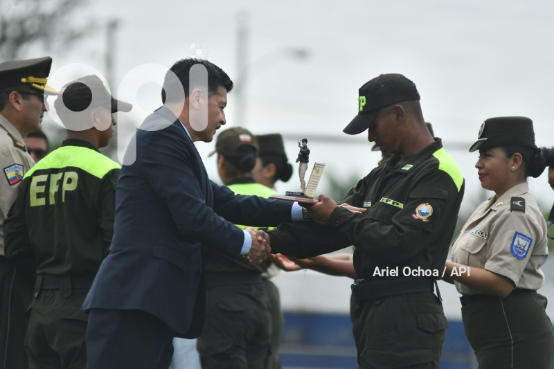 MANTA-CEREMONIA-ESCUELA-POLICIA-AROMO