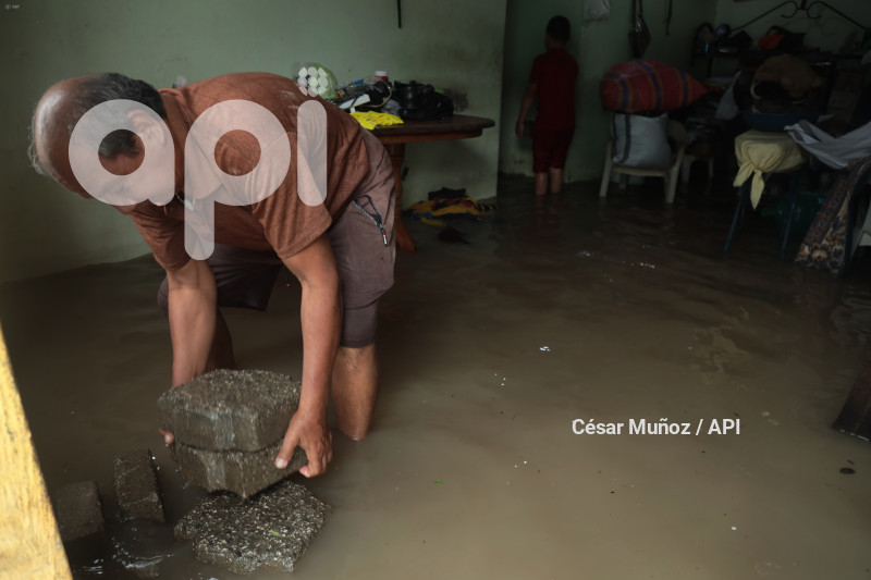 GYE-INUNDACION SANTA LUCIA