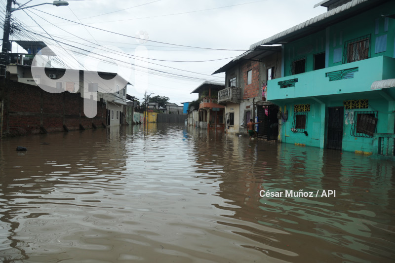 GYE-INUNDACION SANTA LUCIA