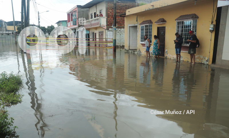 GYE-INUNDACION SANTA LUCIA