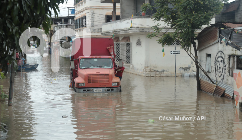 GYE-INUNDACION SANTA LUCIA